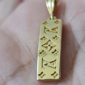 Gold curved with stylish design pendant